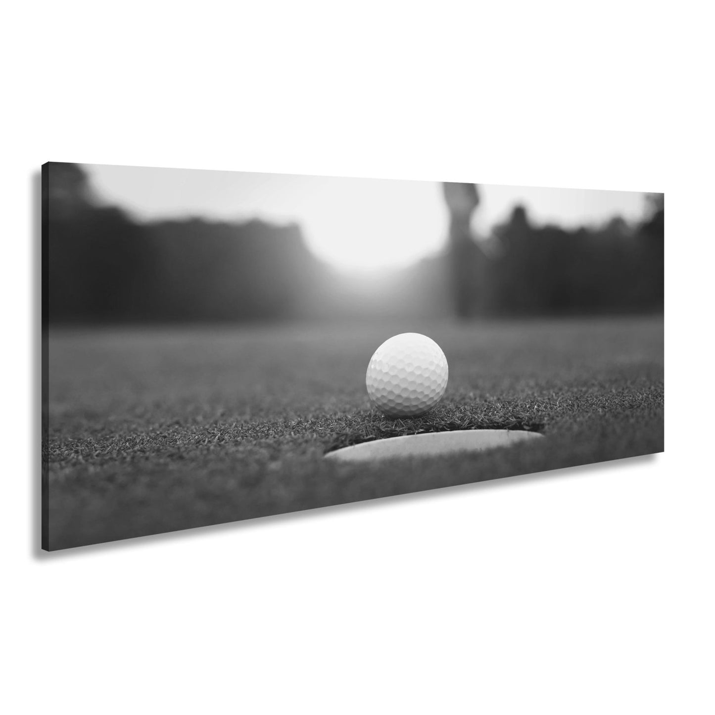 Leinwandbild Golfball vor dem Ziel – Spannung im Licht des Sonnenuntergangs - deyoli
