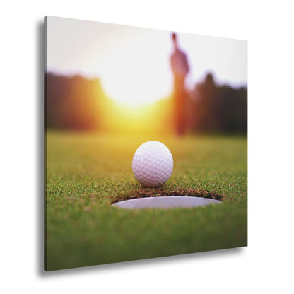 Leinwandbild Golfball vor dem Ziel – Spannung im Licht des Sonnenuntergangs - deyoli