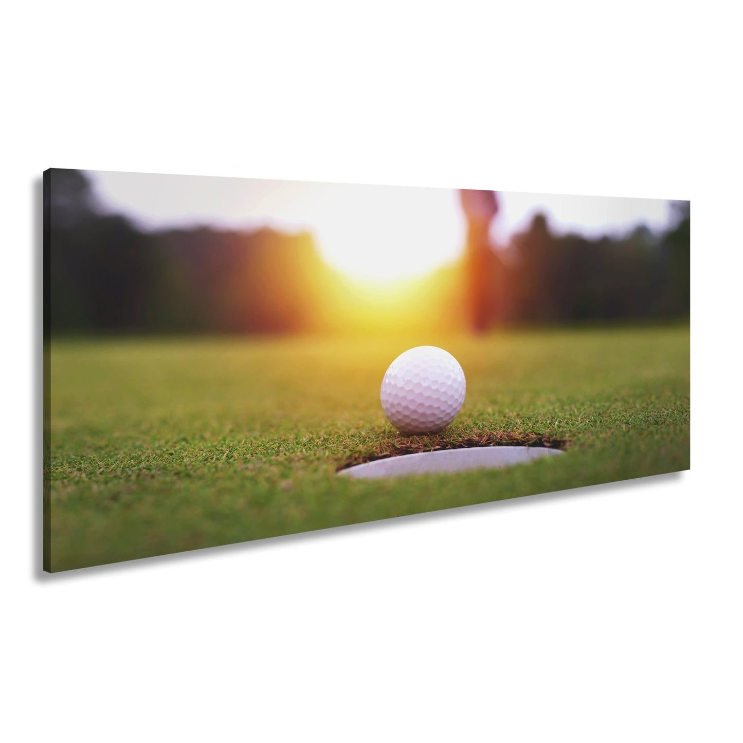 Leinwandbild Golfball vor dem Ziel – Spannung im Licht des Sonnenuntergangs - deyoli