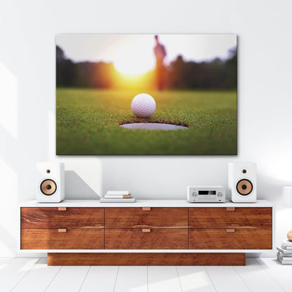 Leinwandbild Golfball vor dem Ziel – Spannung im Licht des Sonnenuntergangs - deyoli