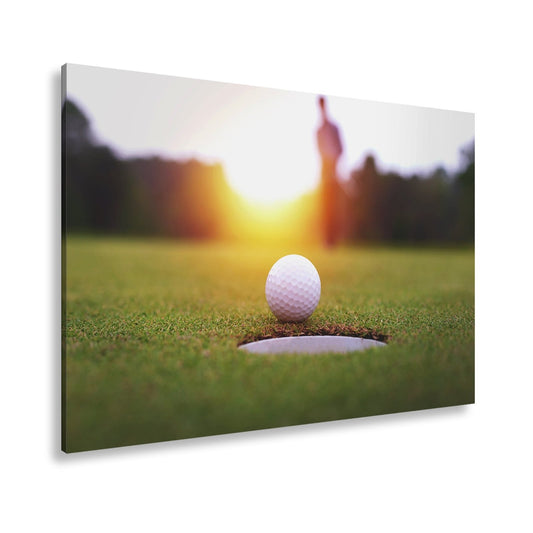 Leinwandbild Golfball vor dem Ziel – Spannung im Licht des Sonnenuntergangs - deyoli
