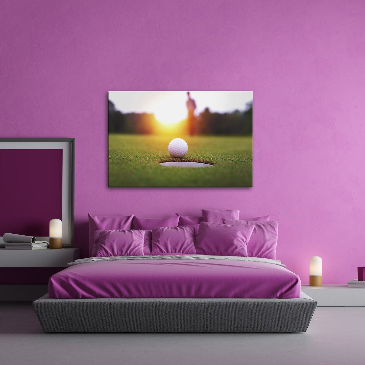 Leinwandbild Golfball vor dem Ziel – Spannung im Licht des Sonnenuntergangs - deyoli