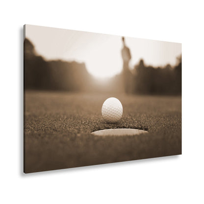 Leinwandbild Golfball vor dem Ziel – Spannung im Licht des Sonnenuntergangs - deyoli