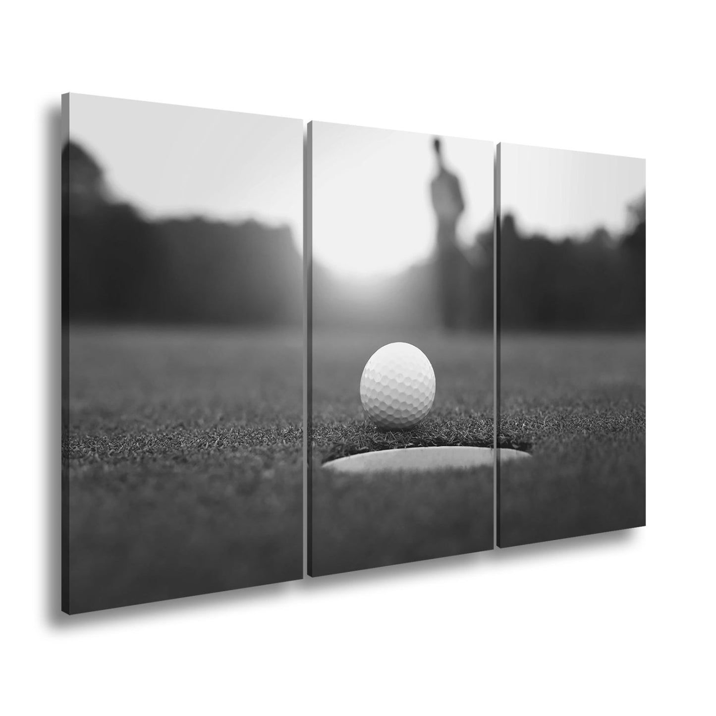 Leinwandbild Golfball vor dem Ziel – Spannung im Licht des Sonnenuntergangs - deyoli