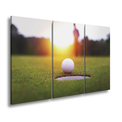 Leinwandbild Golfball vor dem Ziel – Spannung im Licht des Sonnenuntergangs - deyoli