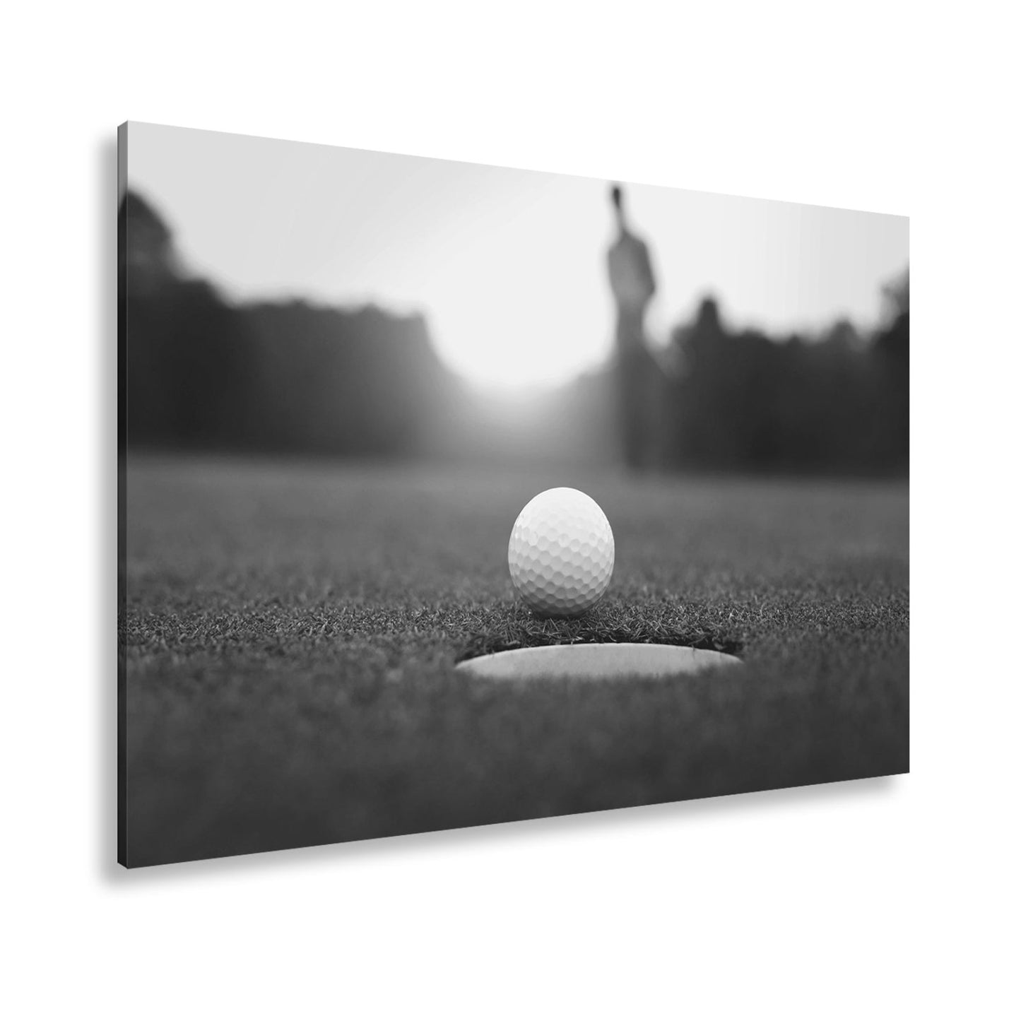 Leinwandbild Golfball vor dem Ziel – Spannung im Licht des Sonnenuntergangs - deyoli
