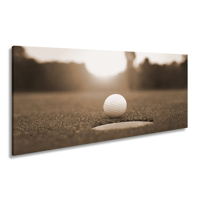 Leinwandbild Golfball vor dem Ziel – Spannung im Licht des Sonnenuntergangs - deyoli