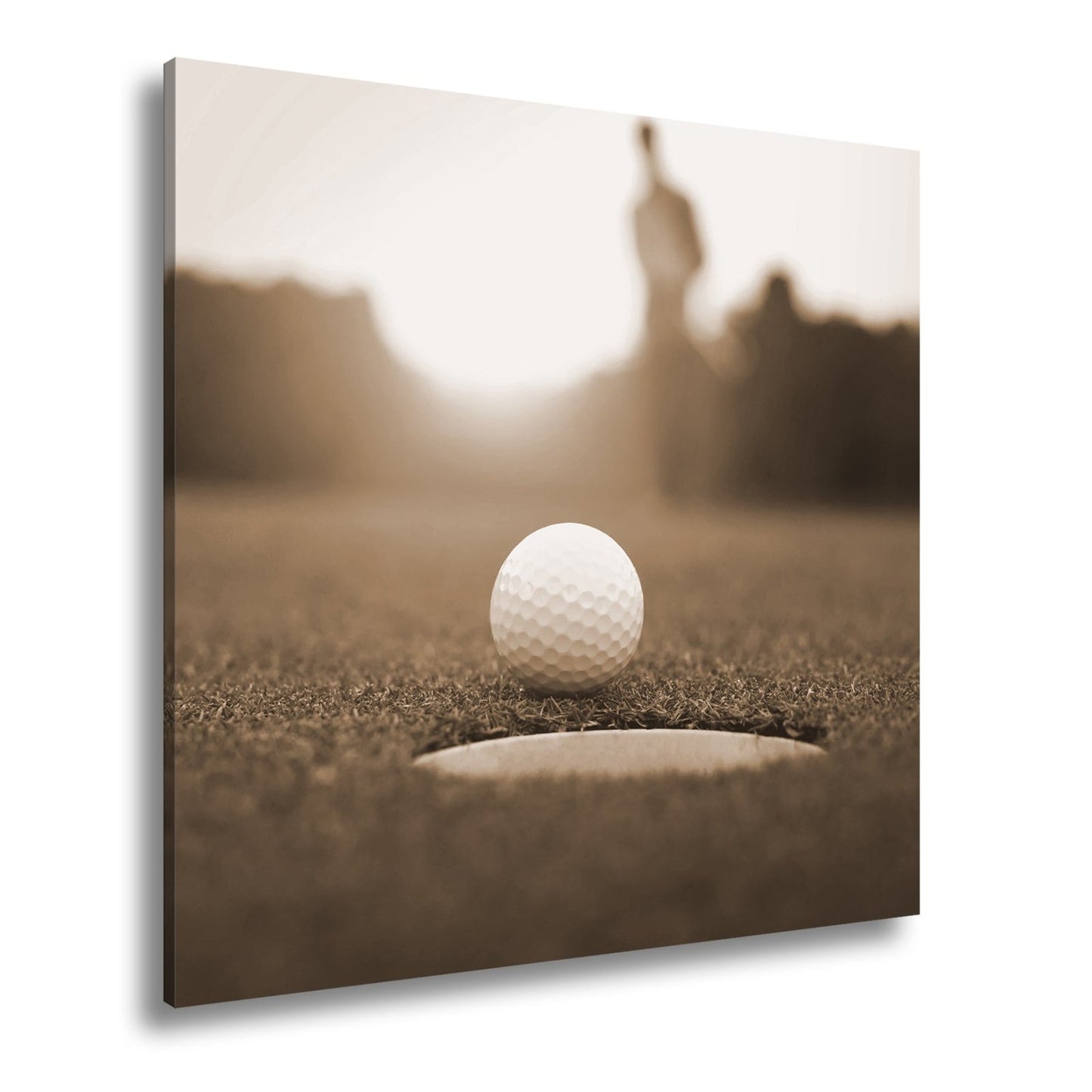 Leinwandbild Golfball vor dem Ziel – Spannung im Licht des Sonnenuntergangs - deyoli