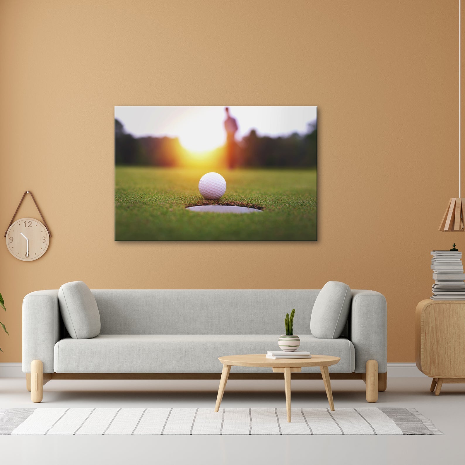 Leinwandbild Golfball vor dem Ziel – Spannung im Licht des Sonnenuntergangs - deyoli