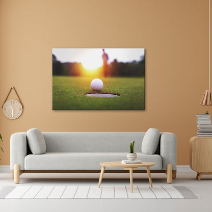 Leinwandbild Golfball vor dem Ziel – Spannung im Licht des Sonnenuntergangs - deyoli