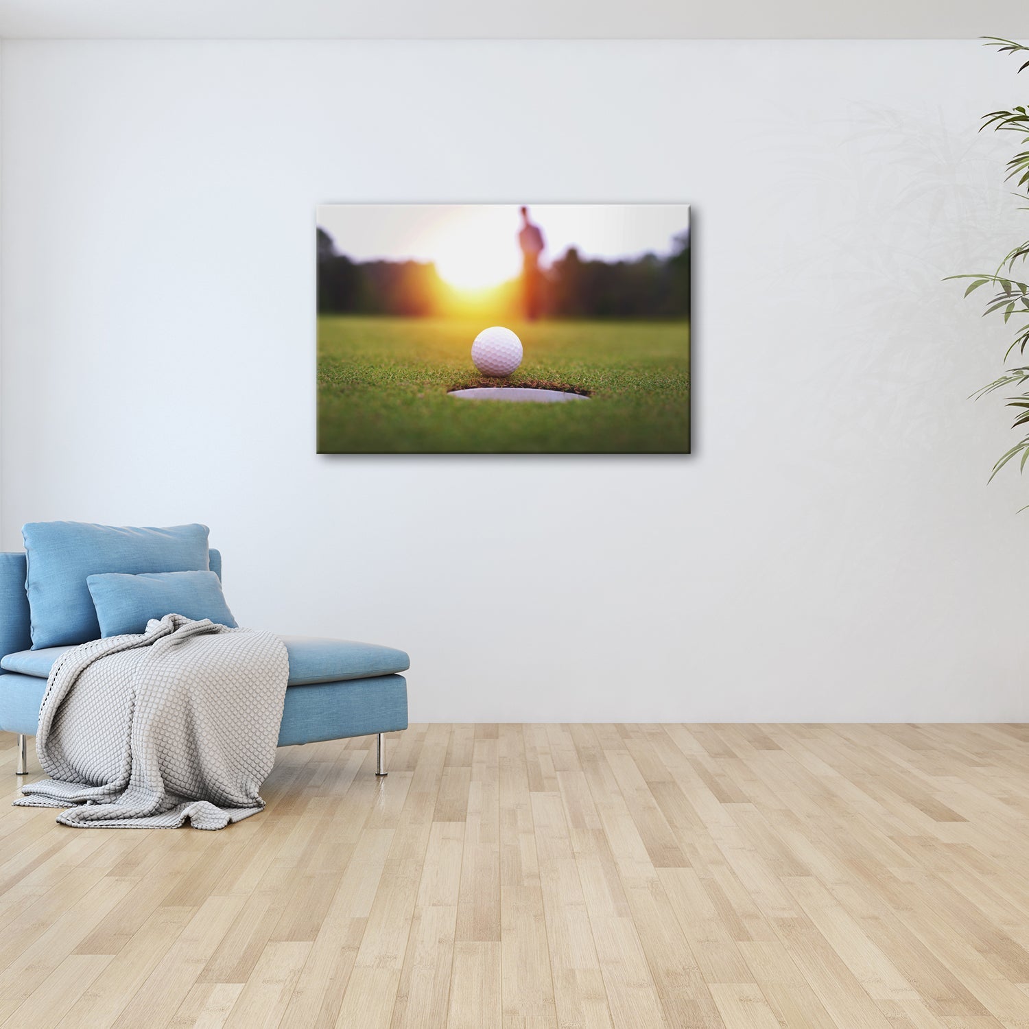 Leinwandbild Golfball vor dem Ziel – Spannung im Licht des Sonnenuntergangs - deyoli