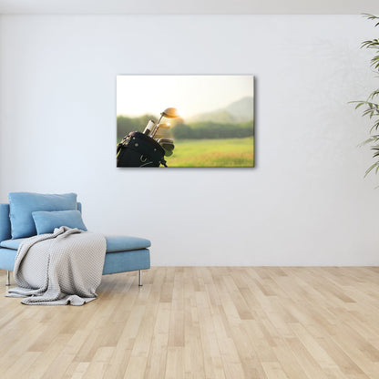 Leinwandbild Golfschläger glänzen im Licht eines stillen Morgens - deyoli