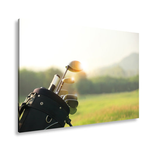 Leinwandbild Golfschläger glänzen im Licht eines stillen Morgens - deyoli