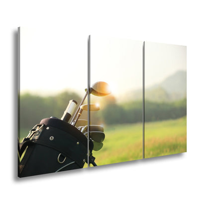 Leinwandbild Golfschläger glänzen im Licht eines stillen Morgens - deyoli
