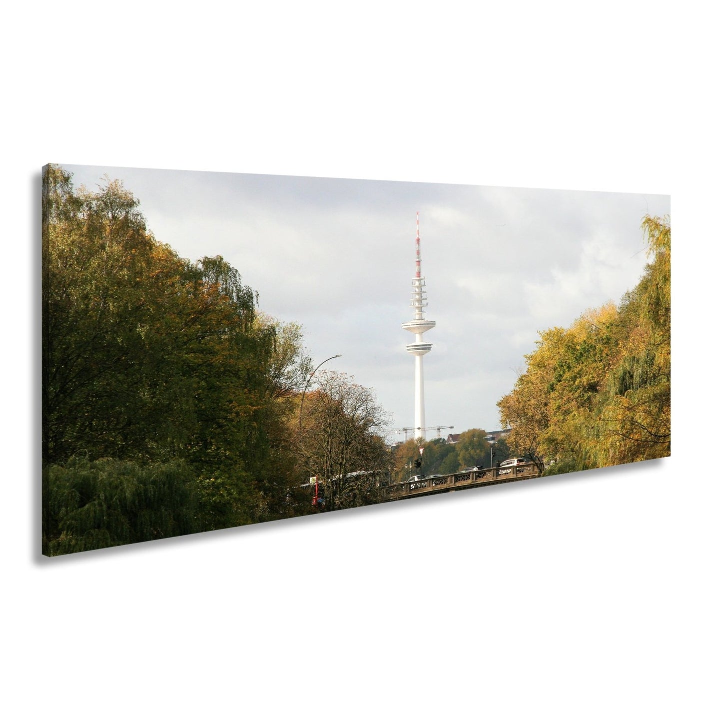 Leinwandbild Hamburg XXL – Goldene Alsterbrücke unter herbstlichen Bäumen mit Funkturm - deyoli