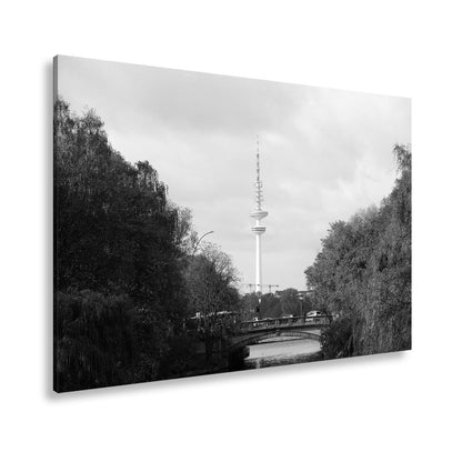 Leinwandbild Hamburg XXL – Goldene Alsterbrücke unter herbstlichen Bäumen mit Funkturm - deyoli
