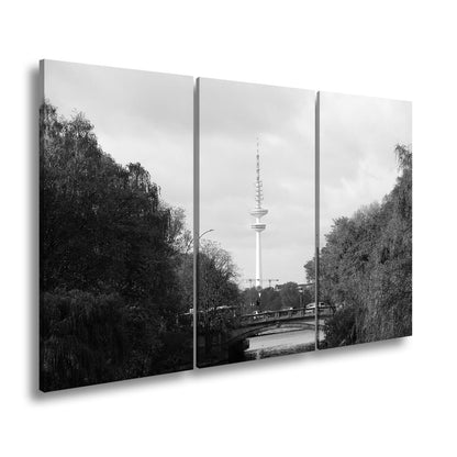 Leinwandbild Hamburg XXL – Goldene Alsterbrücke unter herbstlichen Bäumen mit Funkturm - deyoli