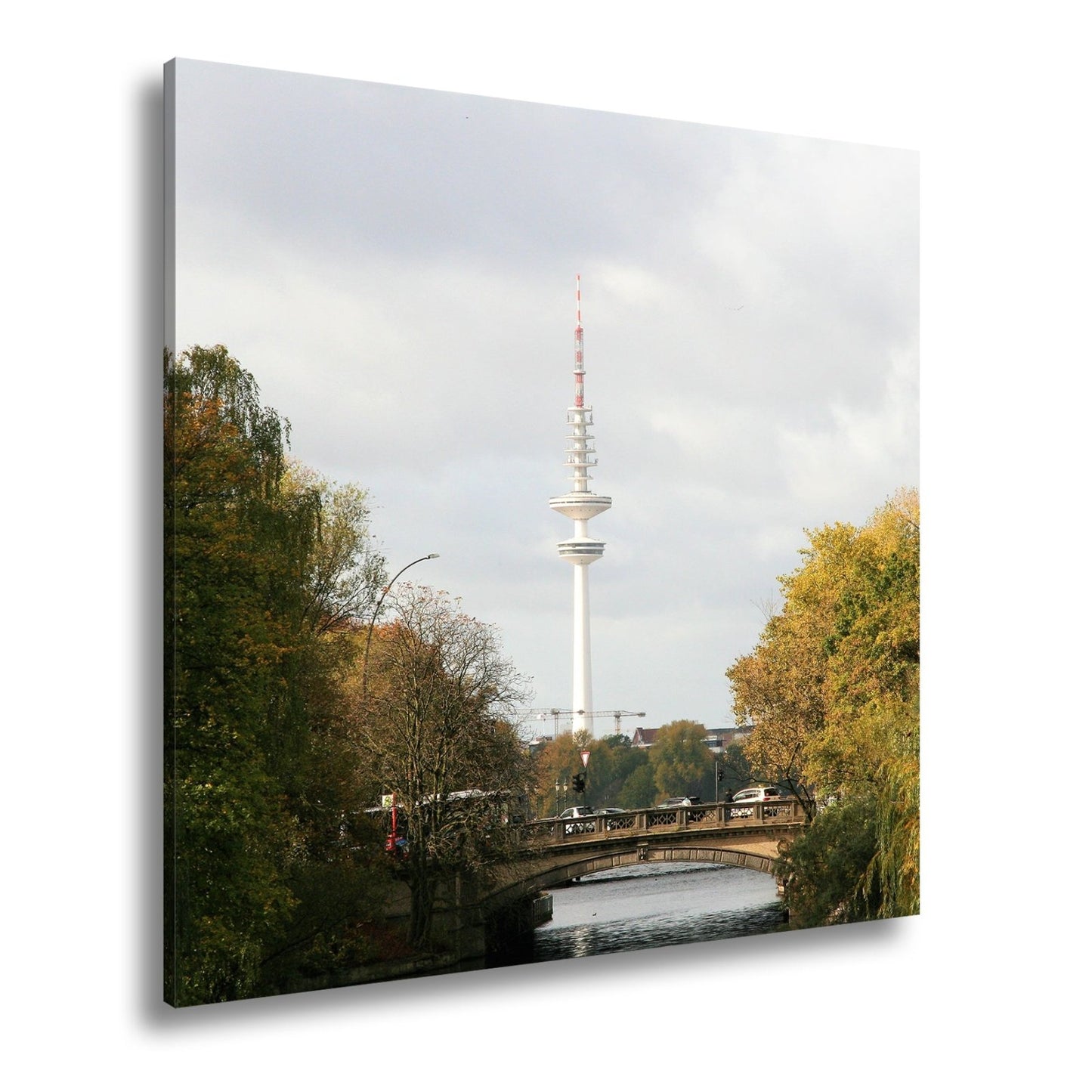 Leinwandbild Hamburg XXL – Goldene Alsterbrücke unter herbstlichen Bäumen mit Funkturm - deyoli