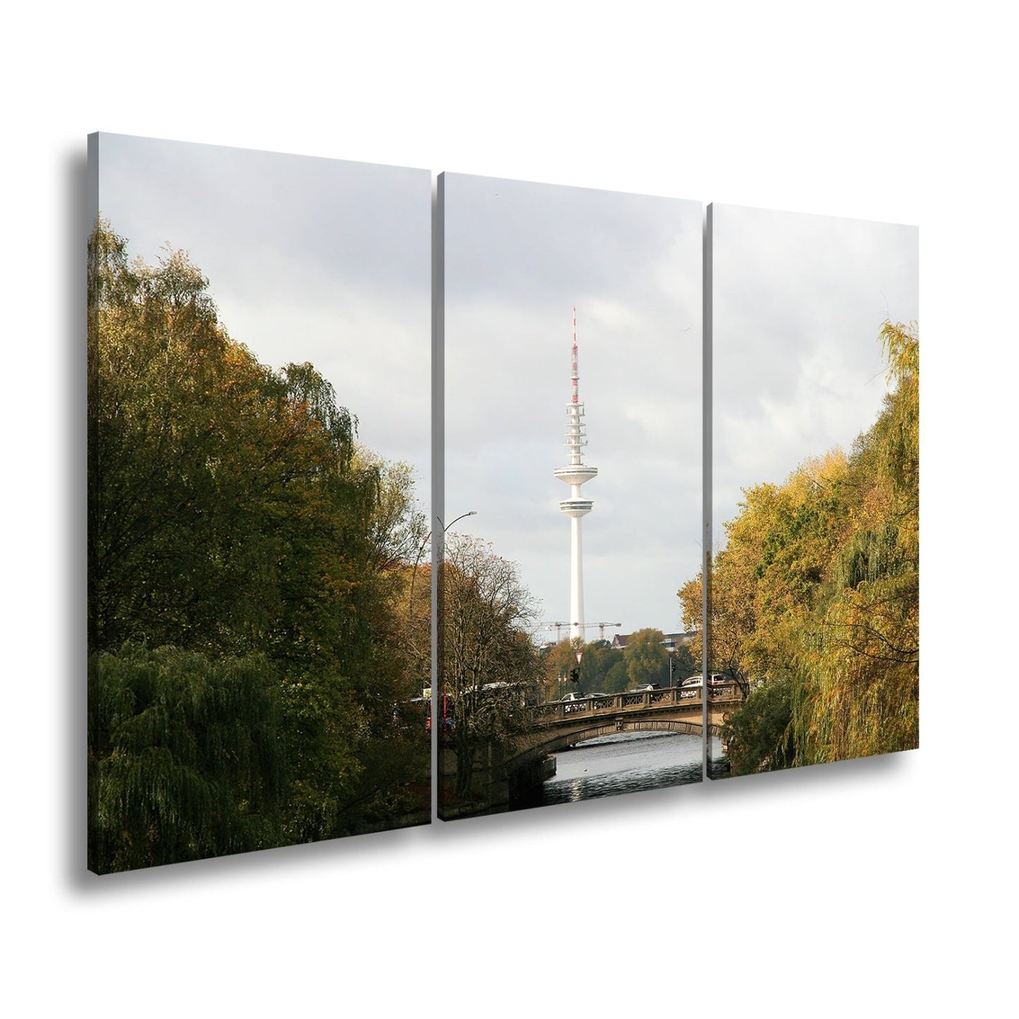 Leinwandbild Hamburg XXL – Goldene Alsterbrücke unter herbstlichen Bäumen mit Funkturm - deyoli