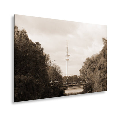 Leinwandbild Hamburg XXL – Goldene Alsterbrücke unter herbstlichen Bäumen mit Funkturm - deyoli