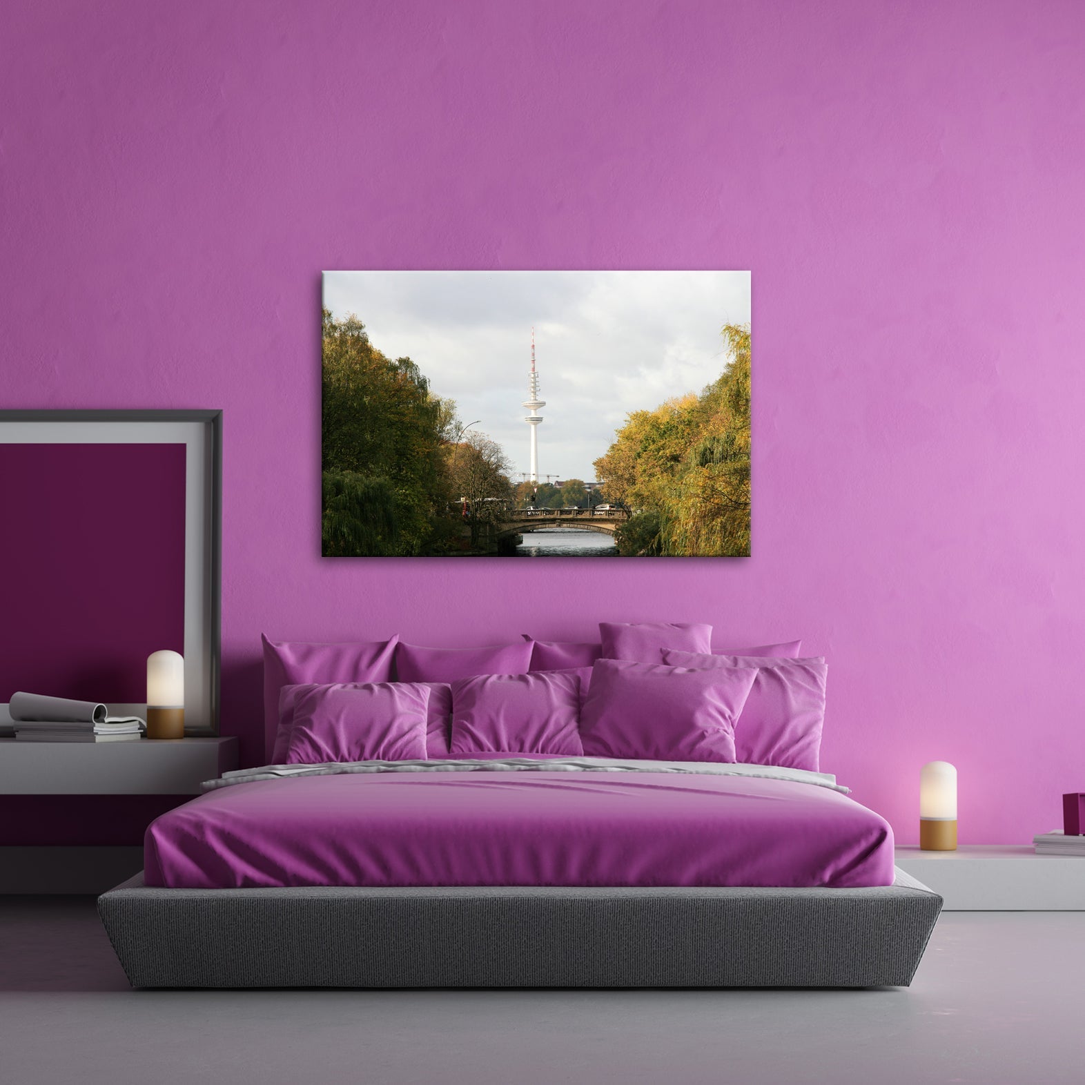 Leinwandbild Hamburg XXL – Goldene Alsterbrücke unter herbstlichen Bäumen mit Funkturm - deyoli