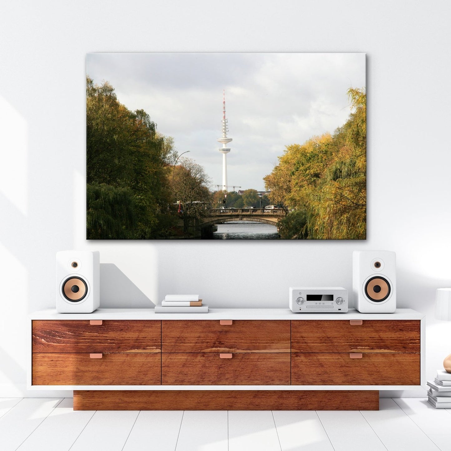 Leinwandbild Hamburg XXL – Goldene Alsterbrücke unter herbstlichen Bäumen mit Funkturm - deyoli
