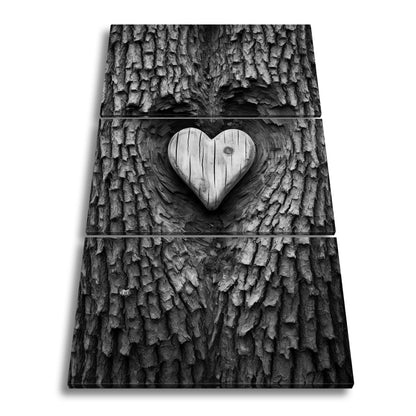 Leinwandbild Handwerk der Natur – geschnitzte Liebe im Baumherz. - deyoli
