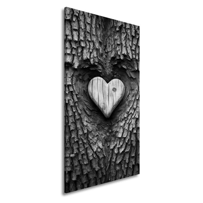 Leinwandbild Handwerk der Natur – geschnitzte Liebe im Baumherz. - deyoli