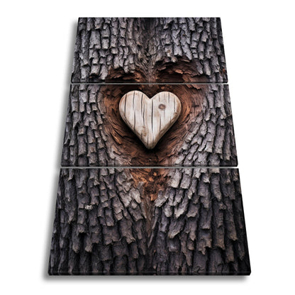 Leinwandbild Handwerk der Natur – geschnitzte Liebe im Baumherz. - deyoli