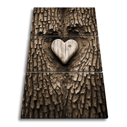 Leinwandbild Handwerk der Natur – geschnitzte Liebe im Baumherz. - deyoli