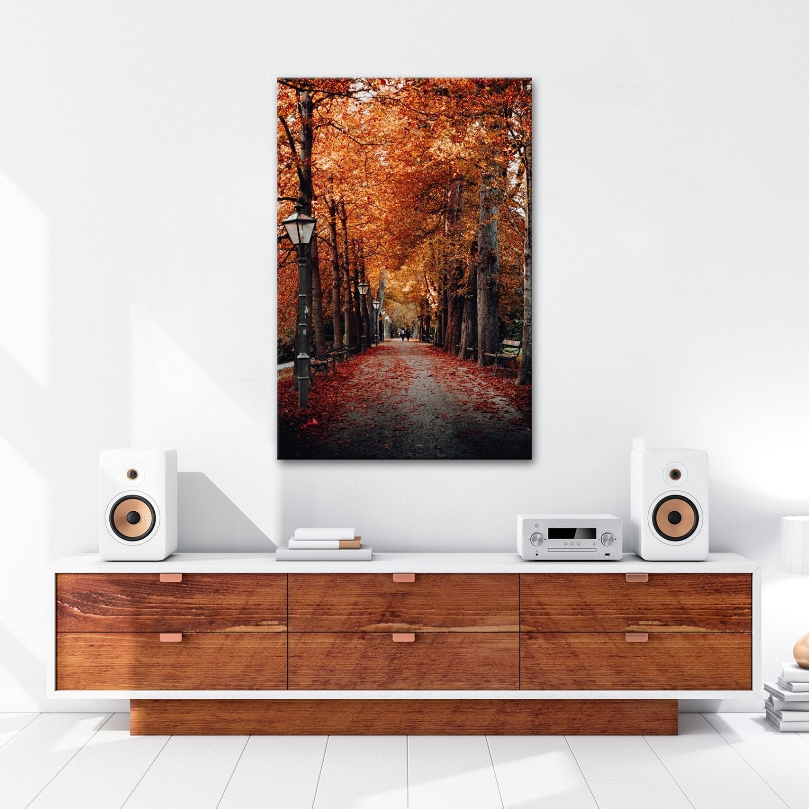 Leinwandbild Herbstfarben tanzen über einen romantischen Laubweg. - deyoli