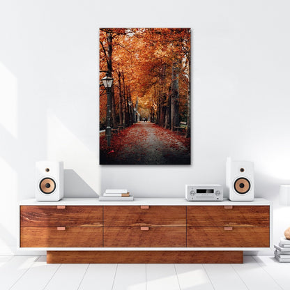 Leinwandbild Herbstfarben tanzen über einen romantischen Laubweg. - deyoli