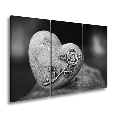 Leinwandbild Herz aus Stein – verziert mit einer Rose der Erinnerung. - deyoli