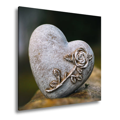 Leinwandbild Herz aus Stein – verziert mit einer Rose der Erinnerung. - deyoli
