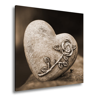 Leinwandbild Herz aus Stein – verziert mit einer Rose der Erinnerung. - deyoli