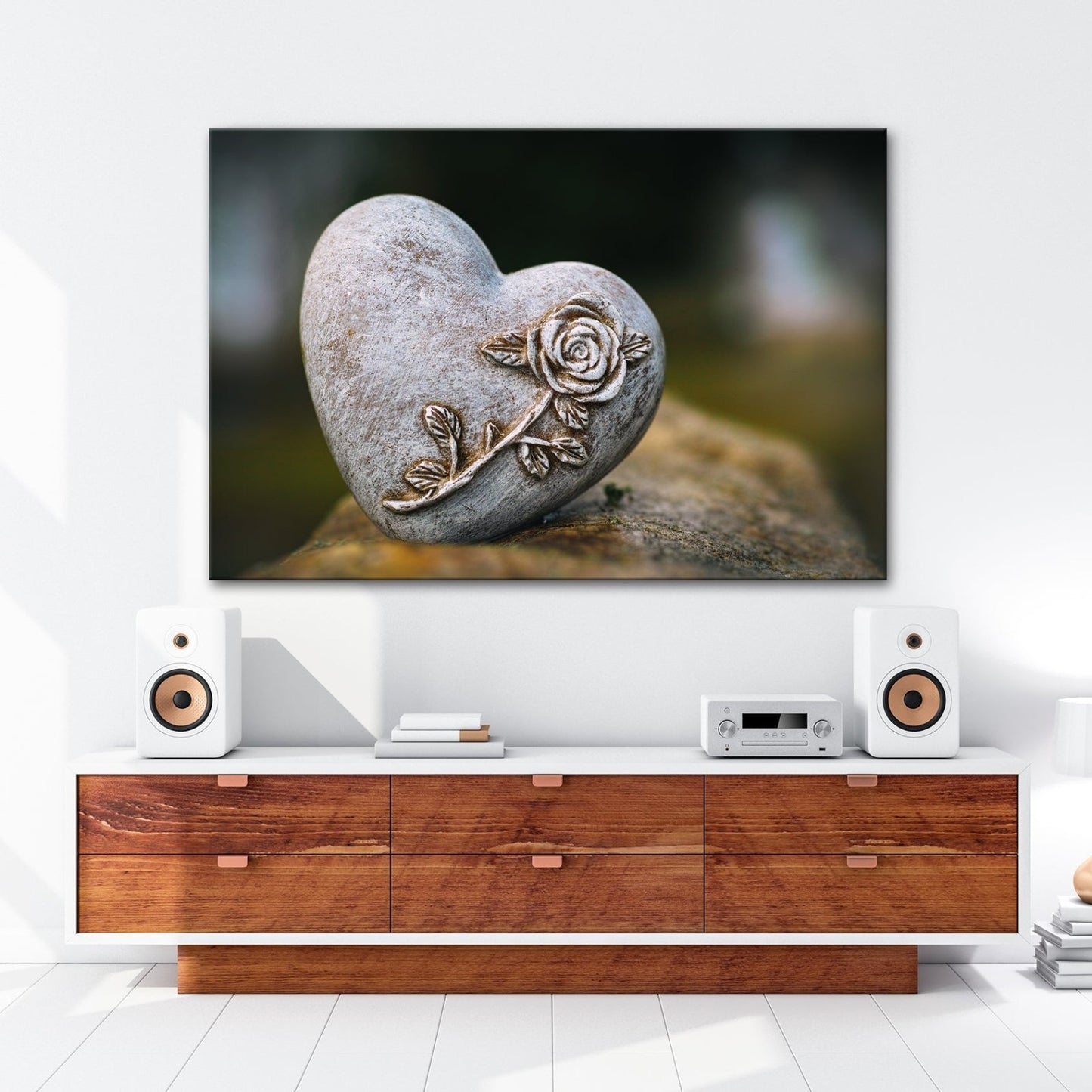 Leinwandbild Herz aus Stein – verziert mit einer Rose der Erinnerung. - deyoli