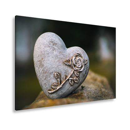 Leinwandbild Herz aus Stein – verziert mit einer Rose der Erinnerung. - deyoli