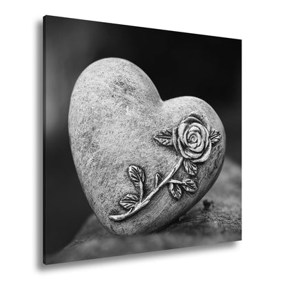 Leinwandbild Herz aus Stein – verziert mit einer Rose der Erinnerung. - deyoli