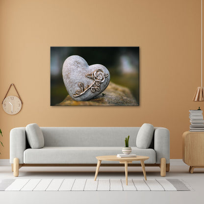 Leinwandbild Herz aus Stein – verziert mit einer Rose der Erinnerung. - deyoli