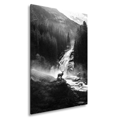 Leinwandbild Hirsch vor tosender Wasserfallkulisse - deyoli