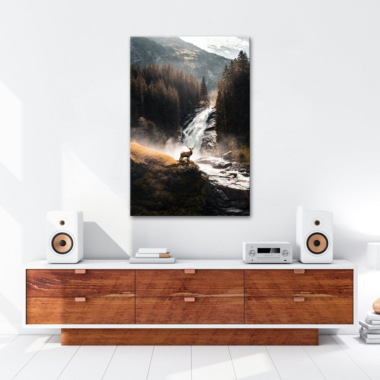 Leinwandbild Hirsch vor tosender Wasserfallkulisse - deyoli