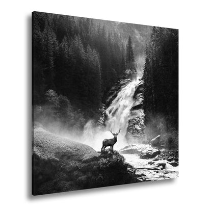 Leinwandbild Hirsch vor tosender Wasserfallkulisse - deyoli