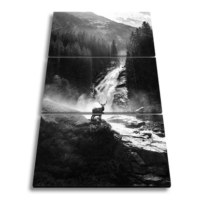 Leinwandbild Hirsch vor tosender Wasserfallkulisse - deyoli