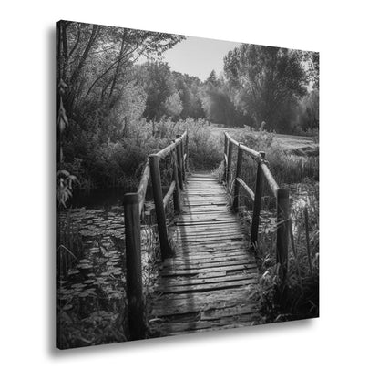 Leinwandbild Holzbrücke XXL – Alt im warmen Licht eines stillen Tals - deyoli