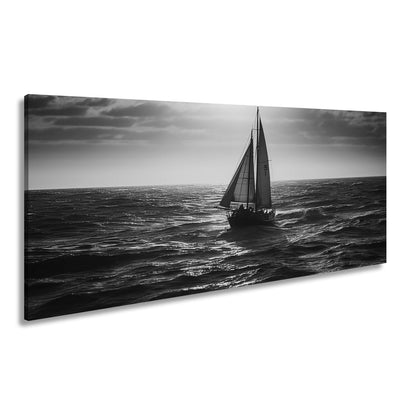 Leinwandbild Im Glanz der See trotzt das Segelboot der Weite. - deyoli