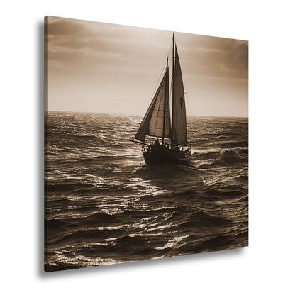Leinwandbild Im Glanz der See trotzt das Segelboot der Weite. - deyoli