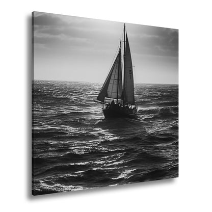 Leinwandbild Im Glanz der See trotzt das Segelboot der Weite. - deyoli