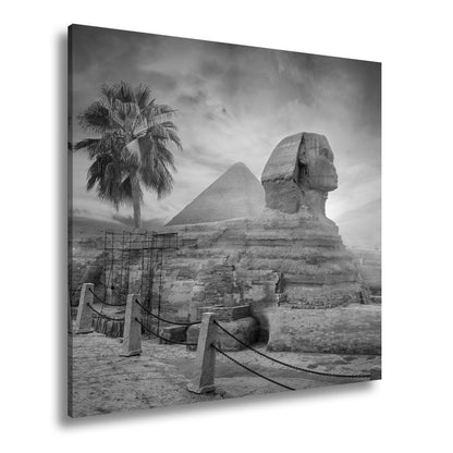 Leinwandbild Im Glanz der Sonne – die Sphinx ruht vor ägyptischer Pracht. - deyoli
