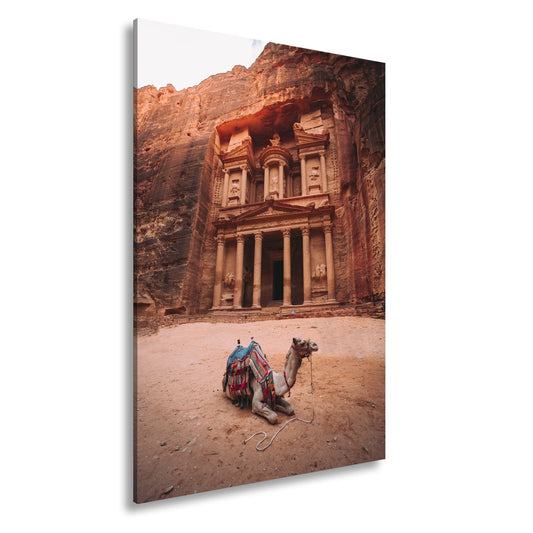 Leinwandbild Kamel ruht vor Petras in Stein gehauener Majestät. - deyoli