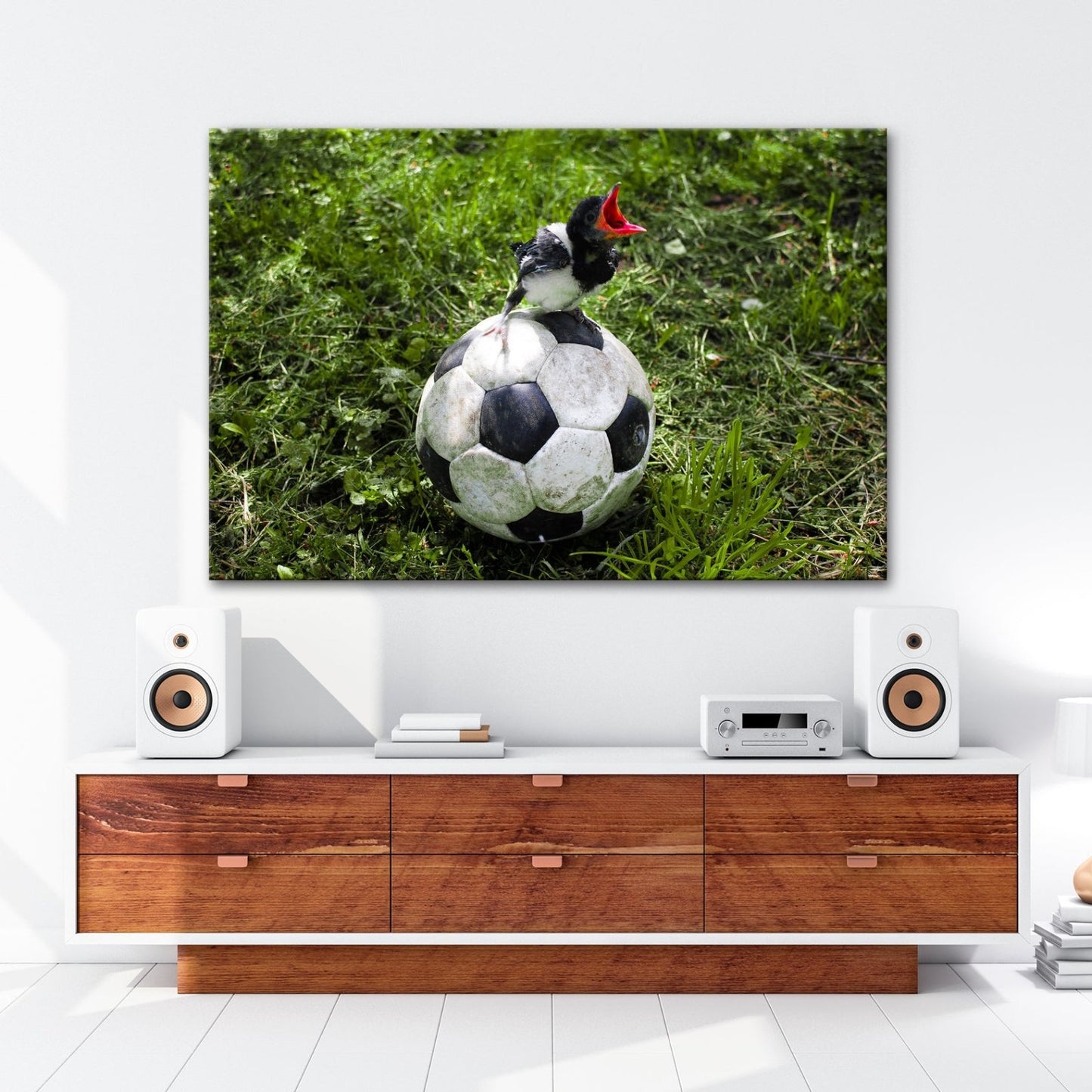 Leinwandbild Kleiner Vogel, großer Ball – Aufstieg beginnt im Gras. - deyoli